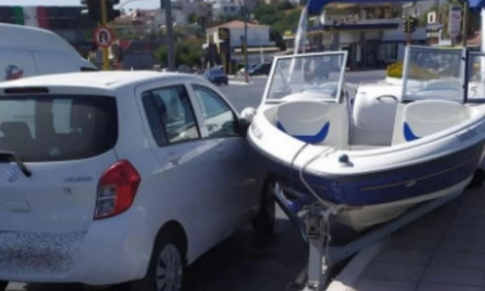 Απίστευτο τροχαίο: Βάρκα εκτός ελέγχου τράκαρε ΙΧ